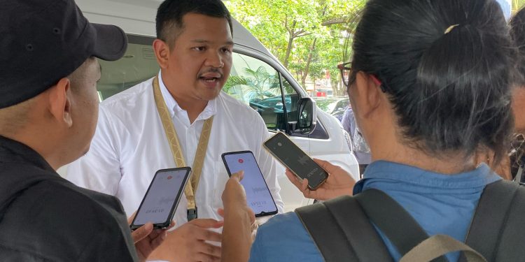 Tiba di Makassar, Bupati Bantaeng Uji Nurdin Dapat Pengalungan Kain Sutra Pimpinan Forkopimda