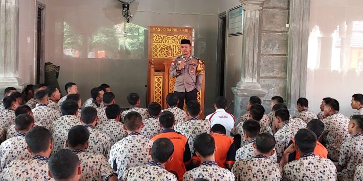 Cegah Perang Sarung dan Petasan, Bhabinkamtibmas Polres Lampung Tengah Ajak Remaja Isi Ramadhan Dengan Kegiatan Positif