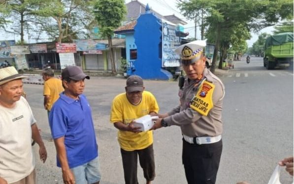 Momen Bulan Romadhon Tukang Ojek Terima Takjil dari Polres Trenggalek