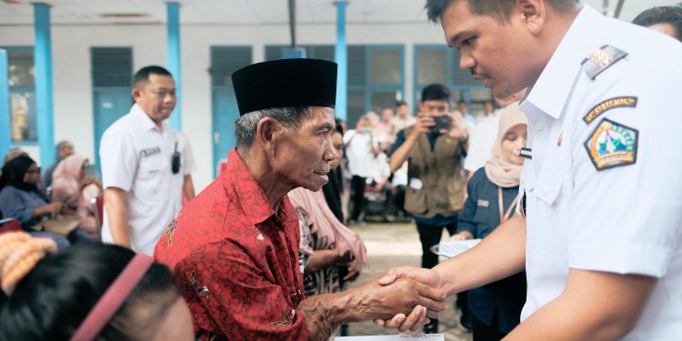 Safari Ramadan Perdana, Bupati Bantaeng Uji Nurdin Serahkan Bantuan ke Masjid Nurul Ihsan Uluere