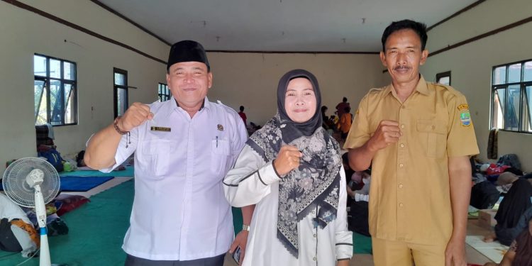Kepala Desa Kedungwaringin Tampung Para Pengungsi Korban Banjir Di Bojongsari