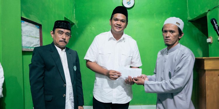 Safari Ramadan Perdana, Bupati Bantaeng Uji Nurdin Serahkan Bantuan ke Masjid Nurul Ihsan Uluere