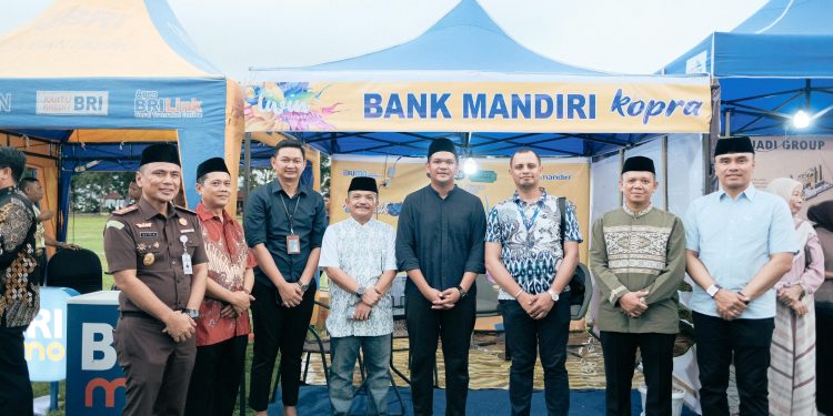 Safari Ramadan Perdana, Bupati Bantaeng Uji Nurdin Serahkan Bantuan ke Masjid Nurul Ihsan Uluere