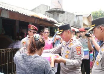 Peduli Bencana, Polri Serahkan Ratusan Paket Sembako kepada Warga Candulan, Cipondoh Kota Tangerang