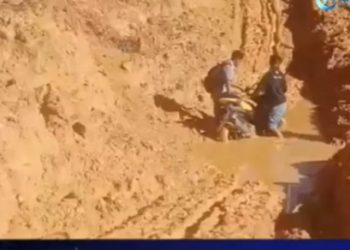 Jalan Rusak Parah Warga Desa Napal Melintang Terpaksa Gunakan Tandu Bawa Ibu-ibu Yang Mau Melahirkan