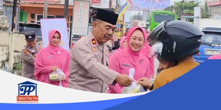 Jelang Buka Puasa, Kapolsek Terbangi Besar Berbagi Takjil Gratis Untuk Masyarakat