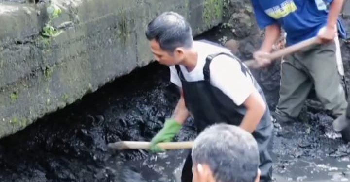 ” Om Zein !!!! “, Pertigaan Sawit Darangdan Selalu Banjir Hampir Selutut Orang Dewasa