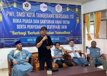 Ketua PWI Banten Rian Nopandra Serahkan Sertifikat UKW Anggota