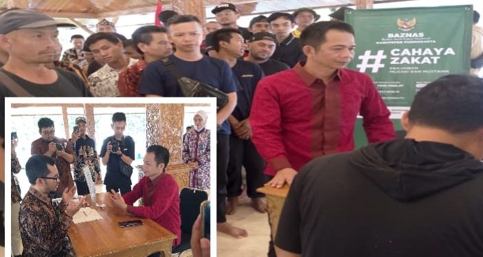 Bupati Purwakarta Om Zein memberikan santunan Zakat Fitrah bagi para petugas Kebersihan Pemda Purwakarta