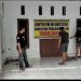 Warga Kompleks Nusa Indah Segel Total Kantor RW 02.