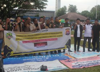 Berbagi Kebaikan di Bulan Ramadhan, Forwatu Banten bersama Kepolisian Polda Banten Bagikan Takzil Kepada Tukang Becak di Rangkasbitung.