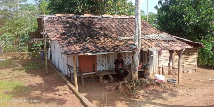 Miris!!! Janda Bersama Dua Anak Yatim Tinggal Di Gubuk