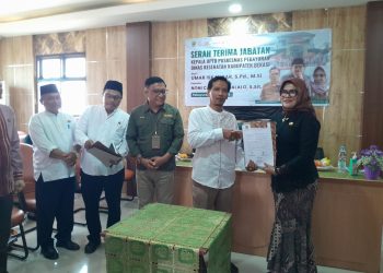 Serah Terima Jabatan Kepala Puskesmas Pebayuran Umar Iskandar Di Ganti Oleh Noni Karolina