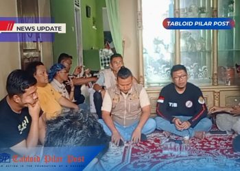Usai Cek Lokasi Kegiatan, Panitia Makan Bersama Ngampar Daun dengan Penuh Kebersamaan