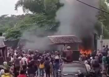 Masa Demo Tuntut Pencabutan Izin Tambang PT Jui shin Dan Masa Memanas Membakar Pos Satpam