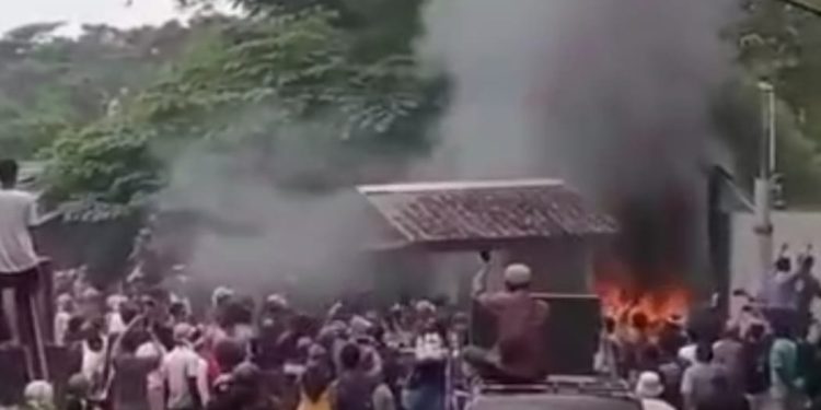 Masa Demo Tuntut Pencabutan Izin Tambang PT Jui shin Dan Masa Memanas Membakar Pos Satpam