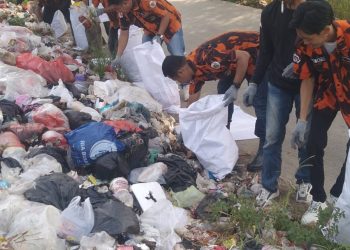 Ormas Pemuda Pancasila Kedungwaringin Dan Pemdes Karangsambung Giat Bersih Bersih Sampah Di Pinggir Jalan