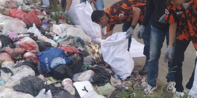 Ormas Pemuda Pancasila Kedungwaringin Dan Pemdes Karangsambung Giat Bersih Bersih Sampah Di Pinggir Jalan
