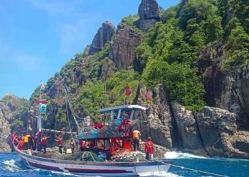 Tetap Siaga di Laut Saat Lebaran, Polres Trenggalek Patroli Pulau Terluar Untuk Jaga Kedaulatan.