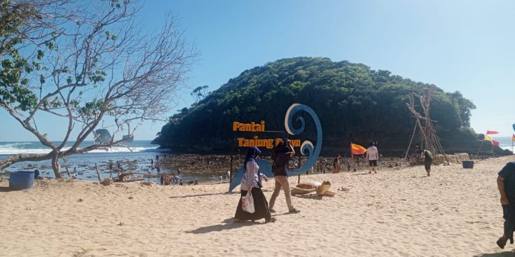 Fenomena Menarik Di Tanjung Penyu, Air Laut Surut Wisatawan Bermain Pinggir Pantai