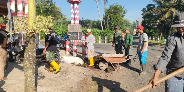 Babinsa Desa Kanigoro Adakan Karya Bakti Pembersihan Gotong Gotong Saluran Air Dusun Jambigede