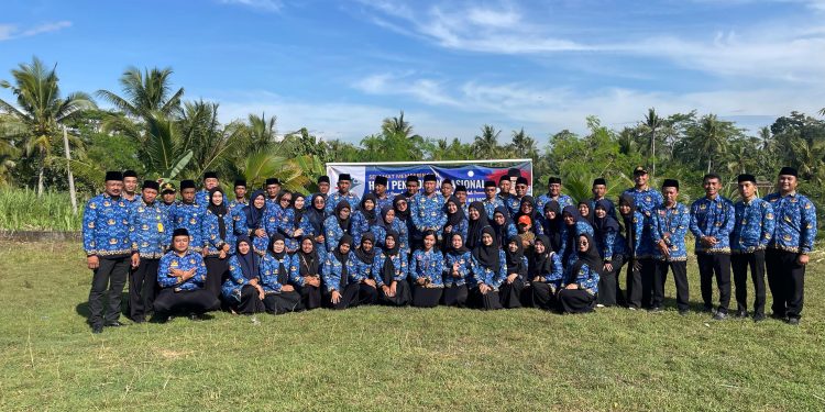Dinas Pendidikan Tumpakrejo Adakan Upacara Hari Pendidikan Nasional Tahun 2025 Di Lapangan Tumpakrejo