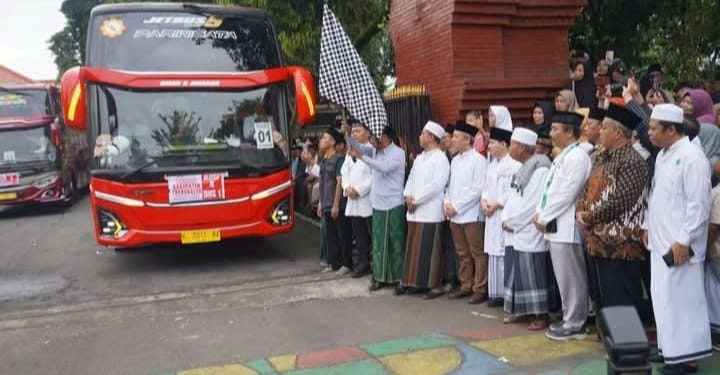 Bupati Trenggalek Berangkatkan 359 Jamaah Calon Haji