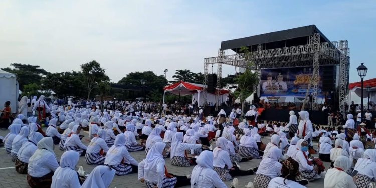 Hari Tari Sedunia Karawang Gelar 5000 Penari Jaipongan Di Vilago Sumareckon Karawang