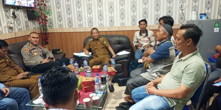 Rapat Koordinasi Terkait Dampak Hauling Tambang: Masyarakat Pulau Panggung, PT BAS, dan PT MME Sepakati Langkah Awal