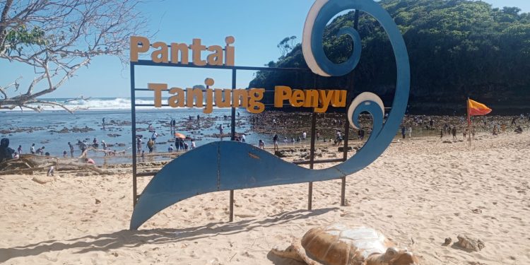 Pantai Tanjung Penyu Idola Penikmat Wisata