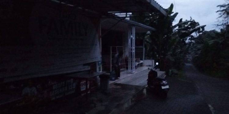 Kampung Terang Sidodadi Gelap ,Warga Salahkan PLN