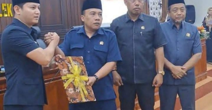 Mas Ipin Serahkan Nota Penjelasan Usulan Ranperda Pembentukan dan Susunan Perangkat Daerah kepada DPRD