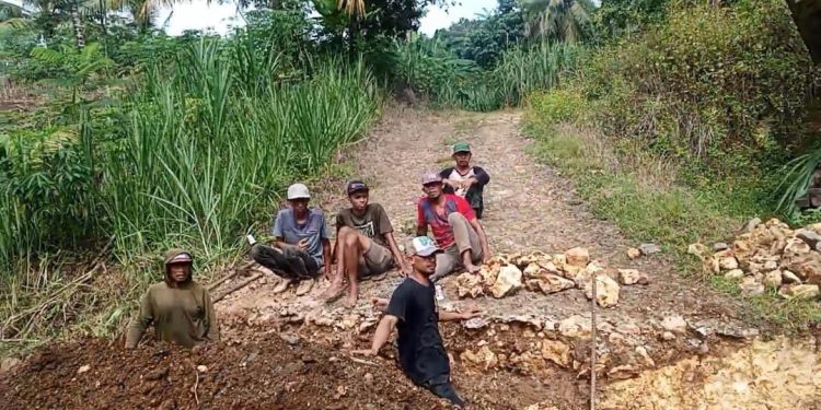 Warga Nampurejo Hilang Kesabarannya Banyak Orang Jatuh ,Perbaiki Jalan Dengan Swadaya