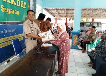 Pemdes Segaran Distribusikan Penyaluran Beras Badan Pangan Nasional Kepada Penerima Bansos