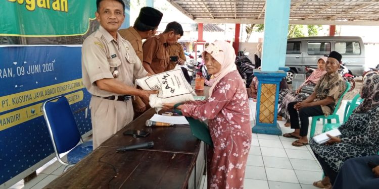 Pemdes Segaran Distribusikan Penyaluran Beras Badan Pangan Nasional Kepada Penerima Bansos