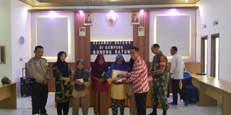 PEMERINTAH KAMPUNG GUNUNG KATUN KECAMATAN BARADATU SALURKAN BLT-DD KEMISKINAN (EKSTREM)TAHAP( DUA )TA 2025.