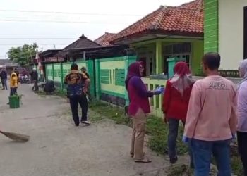 Puskesmas Kedungwaringin Dan Pihak Kecamatan Desa Koramil POL PP Giat Bersih Bersih Di Hari Jumat