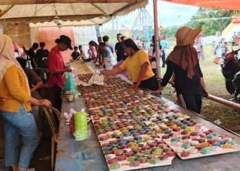 Begitu Antusiasnya Masyarakat Desa Ujan Mas Lama Adanya Pasar Malam