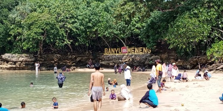 Kolaborasi Polsek Bantur Bersama Pengamanan Pantai Di Pantai Selok