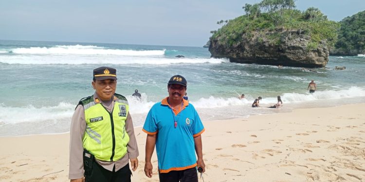 Kolaborasi Polsek Bantur Bersama Pengamanan Pantai Di Pantai Selok