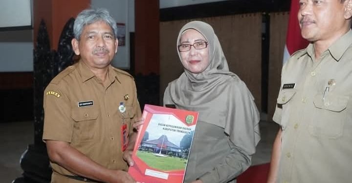 Sekda Edy Soepriyanto Serahkan SK Pensiun Kepada 104 PNS di Kabupaten Trenggalek