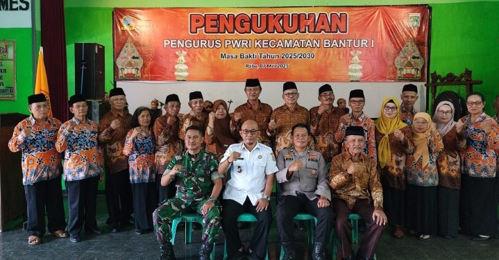 Pengukuhan Pengurus Persatuan Wredatama Republik Indonesia I ( PWRI ) Bantur Di KPRI ‘Mess”