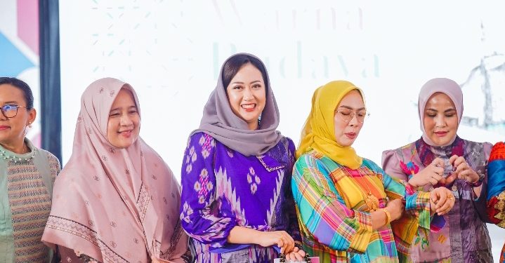 Bupati Bantaeng Uji Nurdin Bersama Ketua PKK Hadiri Warna Budaya Yang Dibuka Selvi Ananda