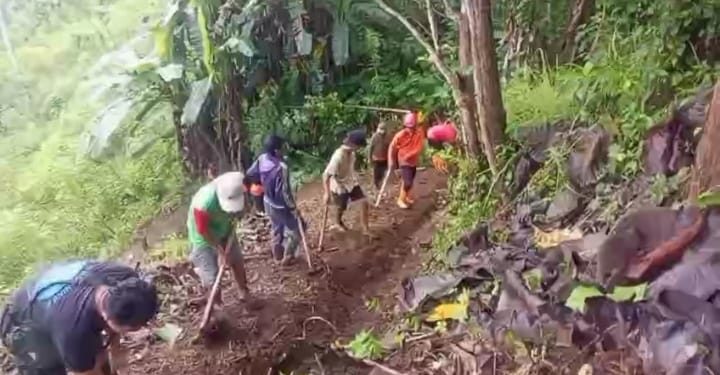 Peringati Lahir Pancasila, BPBD Trenggalek Bersama Pemdes Ngares Gotong Rotong Buat Jalur Evakuasi