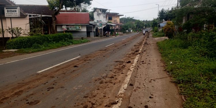 Tanah Berserakan Di Jalan Raya Wonogiri Ganggu Arus Lalu Lintas Di Duga Milik Saudara Wakil DPRD Kabupaten Malang