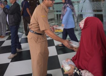 Di Hari Ulang Tahun Ke 73 Rumah Sakit Umum Karawang Bagi Bagi 1,000 Nasi Box Kepada Pasien Dan Pengunjung