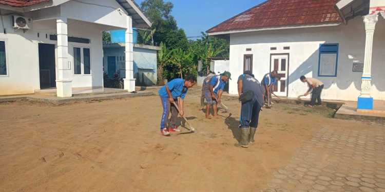 Hari Lingkungan Hidup Sedunia, Kecamatan Negeri Agung Rayakan Dengan Bersih –  Bersih  Halaman.