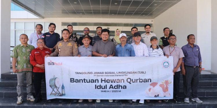 Semen Baturaja Salurkan 13 Ekor Sapi Kurban di Tiga Wilayah Operasional