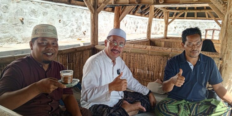 Pengasuh Pondok Pesantren Darul Hikam K.H.Abdul Aziz Sekeluarga Nikmati Wana Wisata Sumber Buntung