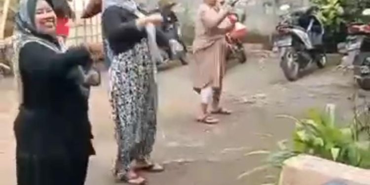 Heboh Emak Emak Karangsari Bersama Instruktur Senam Bunda Masamah